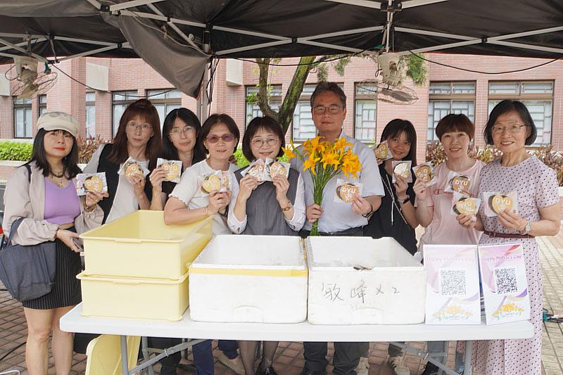 大葉大學準備了金針炸與愛心餅乾美食給參加者