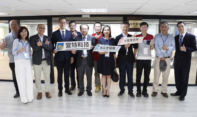 騮先科學館新設宜特書苑開放使用，啟用典禮師長合影。（圖／淡江大學提供）