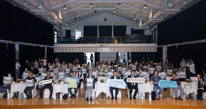 與會貴賓共同宣布「2025綠島人權藝術季」將於5月17日至9月21日在綠島白色恐怖紀念園區舉辦，除展出當代藝術作品，也將有策展人導覽、創作工作坊、校園座談活動等系列活動。