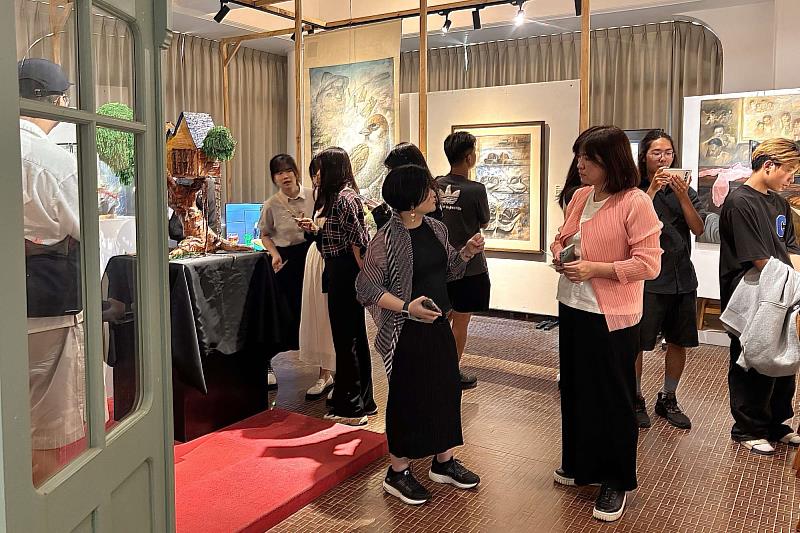 展覽呈現學生們的創意與用心，每一件作品都讓人感受到創作者在藝術創作過程中的投入與成長，展現南大視設系學生的非凡潛力