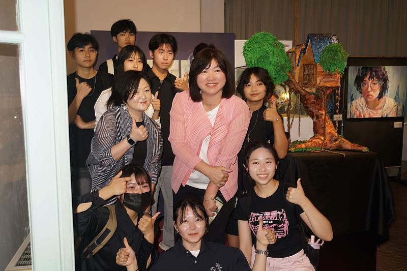 南大視設系系主任李香蓮教授對大一學生積極的獨立態度表示高度肯定,並對他們的努力給予讚賞