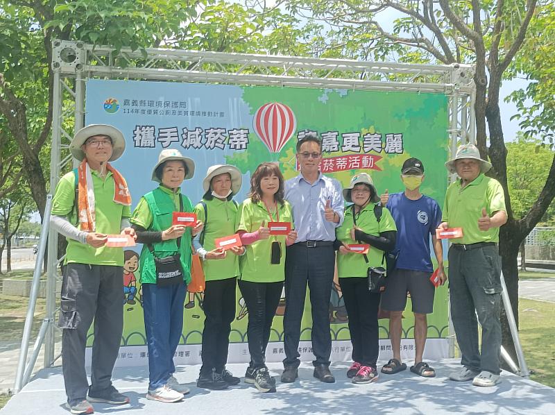 「攜手減菸蒂，讓嘉更美麗」，環保局號召民眾撿菸蒂愛環境-2