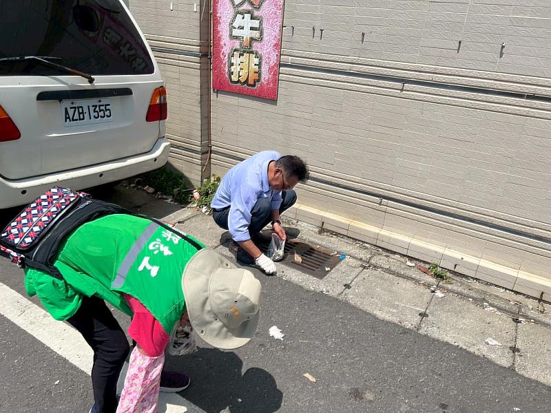 「攜手減菸蒂，讓嘉更美麗」，環保局號召民眾撿菸蒂愛環境-3