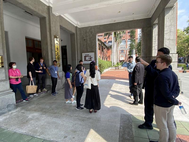 20名國際學生參訪市府由文化局長王翔郁接待解說