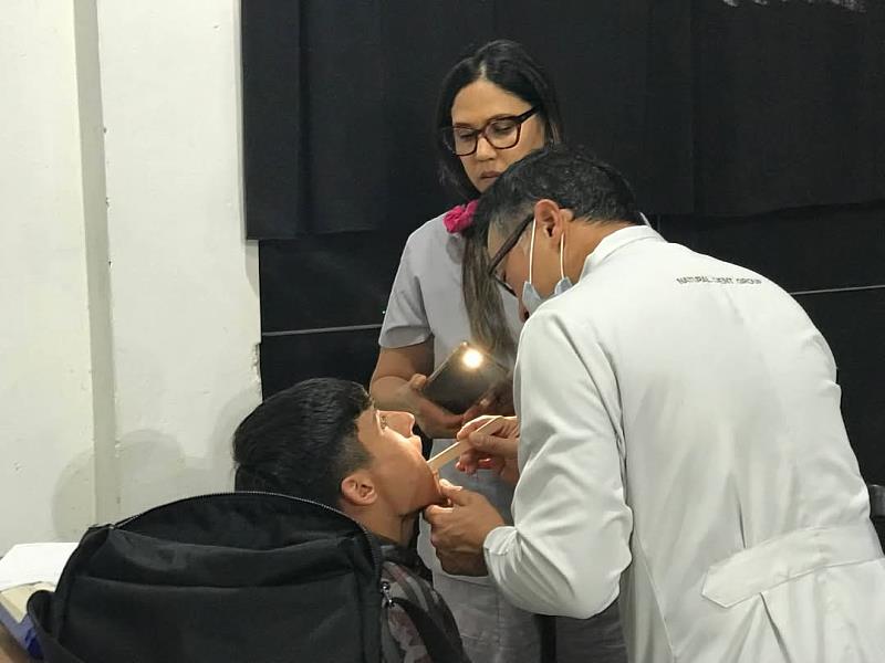 台僑醫師為孩童進行牙齒檢查