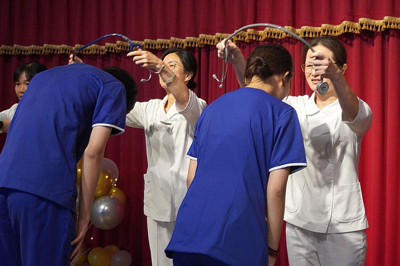 大葉大學護理系師長為學生佩掛聽診器