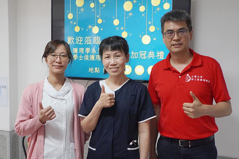 大葉大學學士後護理學系學生杜佳玲(中)感謝師長的指導