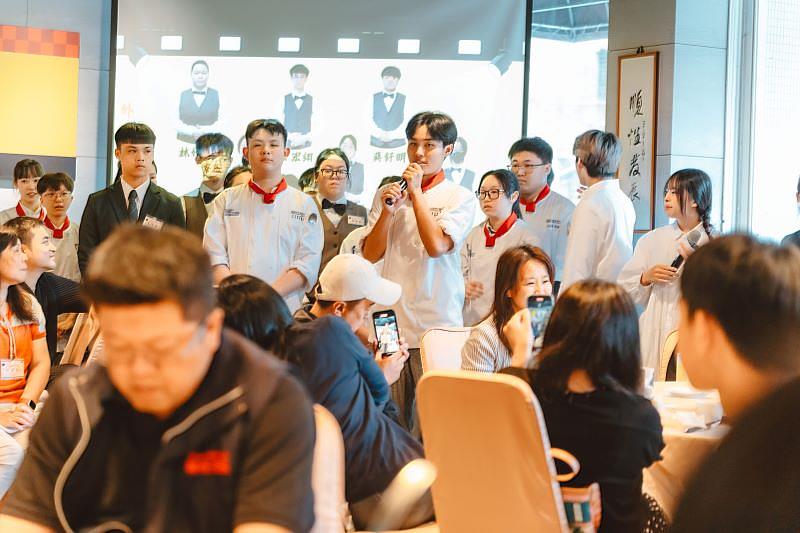 許多師長親友參與開平餐飲日間部成果餐宴,見證學生團隊合作將所學融匯運用。開平餐飲學校/提供