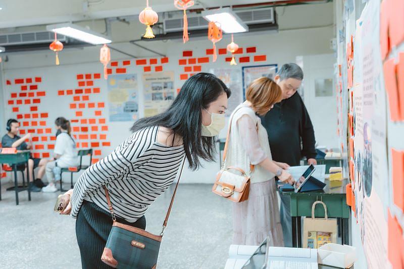 開平餐飲日間部成果展將三年學習設計成不同主題展館，以動態體驗及靜態展品全方位展現學習成果。開平餐飲學校/提供