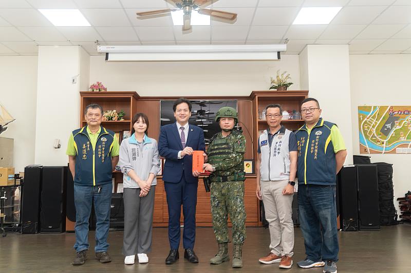 邱臣遠代理市長致贈運動飲料與加菜金6千元，為國軍加油打氣