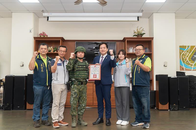 邱臣遠代理市長致贈運動飲料與加菜金6千元，為國軍加油打氣