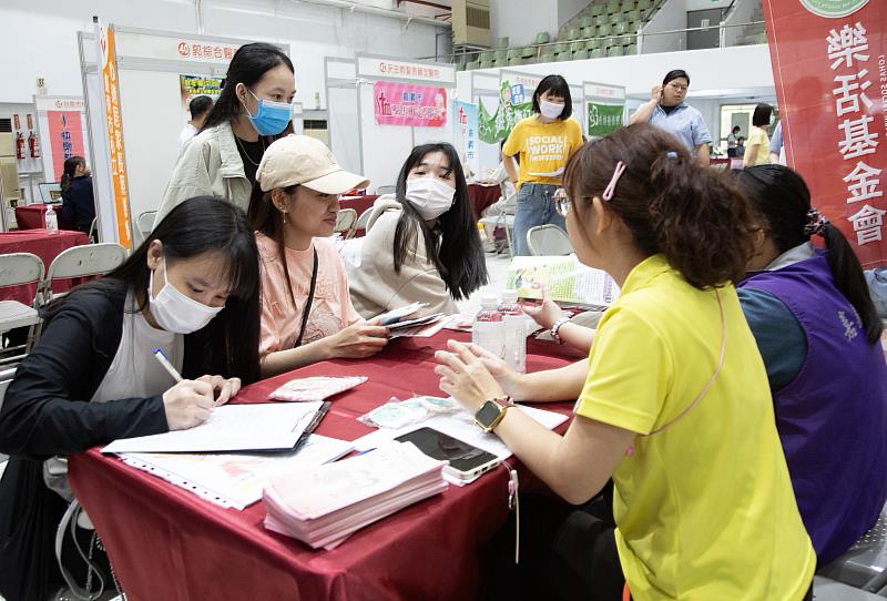 國際越南生至攤位了解職缺情況