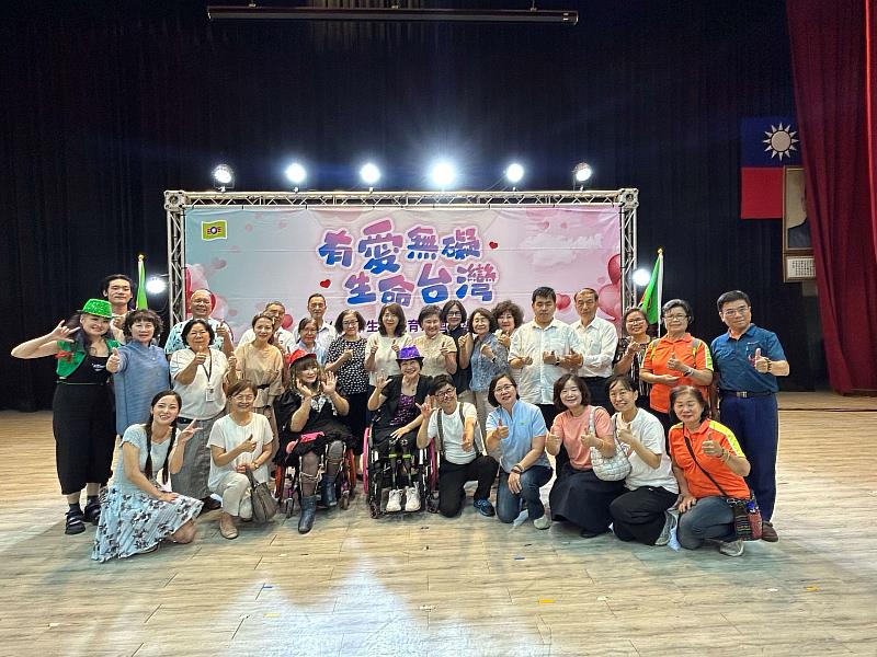 混障綜藝團與貴賓大合影