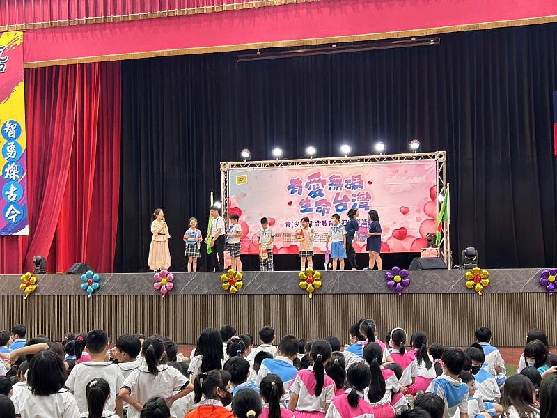 嘉義市立興嘉國小學生上台模仿默劇演出