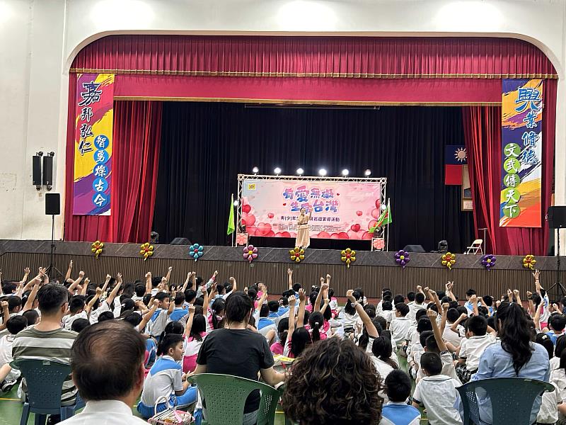 主持人李淑楨小姐介紹混障綜藝團展開活動序幕