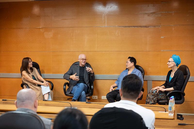 「Voices from Mekong」活動透過《Mekong 2030》短片集探討東南亞地區的電影產業與在地藝術如何回應氣候與社會挑戰。左起:政治大學傳播學院副教授鍾適芳、Blue Chair Film Festival總監Sean Chadwell、Prayoon for Art Foundation總監Wayla Amatathammachad、通識教育中心副教授徐言