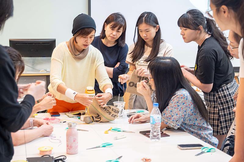 春芽公益創新發展協會舉辦「手作X賦權─蘆葦女力的永續實踐」開設萬用袋手作工作坊,讓學生親手將廢棄的咖啡豆麻布袋再製成永續時尚的提袋,藉此讓他們思考個人消費行為與環境責任之間的關聯。