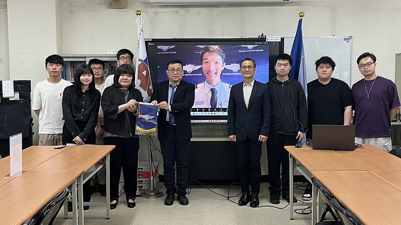 線上的澳聯首席執行官Russell M.T. CHAN與淡江師生合影，圖為工學院兼AI創智學院、精準健康學院院長李宗翰（右4）、航太系主任蕭富元（前排左3）、ISC國際學生中心主任楊安琪（前排左2）。（圖／淡江大學提供）