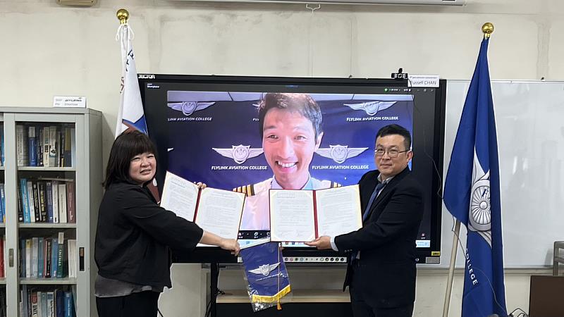線上的澳聯首席執行官Russell M.T. CHAN與航太系主任蕭富元（右）、ISC國際學生中心主任楊安琪（左）合影。（圖／淡江大學提供）