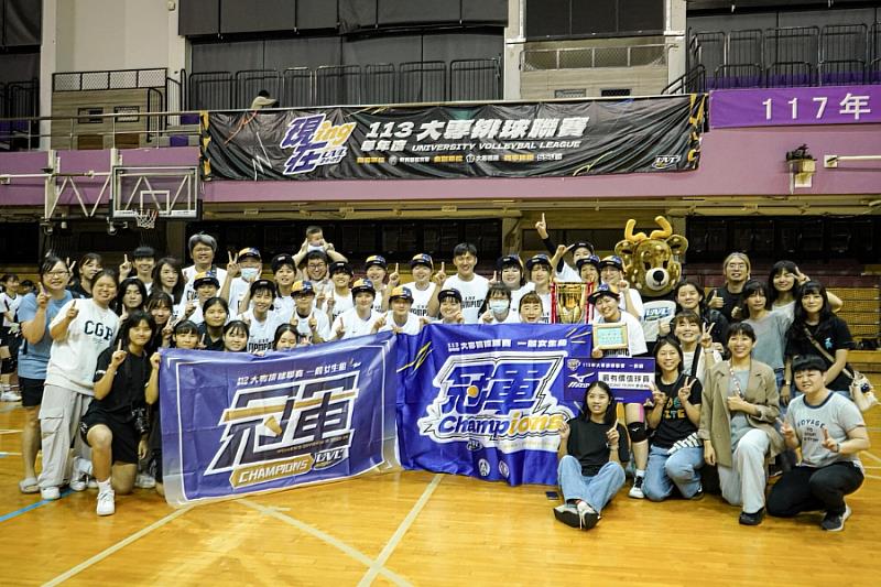 無懼主場壓力！逢甲女排強勢連霸全國冠軍，安田江里獲頒MVP、助理教練研究發展處涂舒郁榮獲冠軍教練獎。（UVL大專排球聯賽提供）
