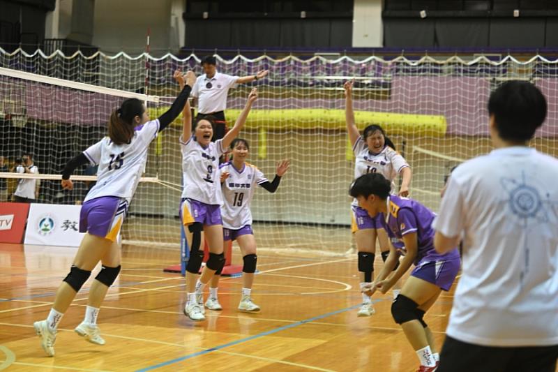逢甲大學女子排球隊以25:18拿下勝利，蟬聯全國冠軍寶座。