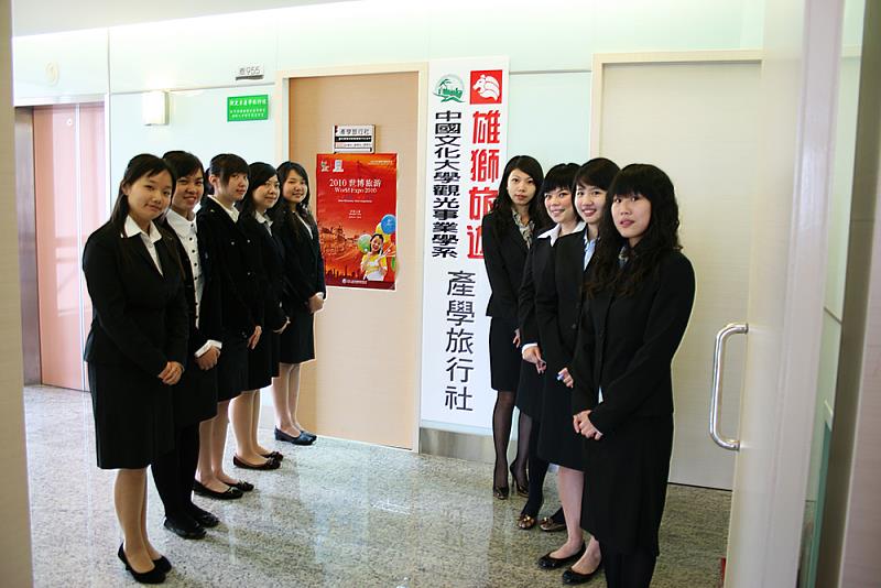 文化大學合作企業普遍導入「職場導師」制度,並設計跨部門輪調與多職務歷練的實習機制,使學生在實習期間即能接觸多元工作內容,提早適應職場環境,強化綜合職能。圖為文化大學校內即設有與雄獅旅行的實習場域,提供學生實習。
