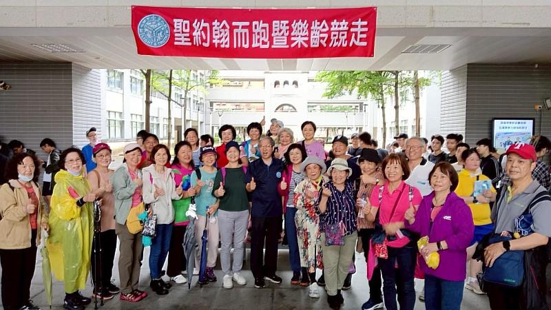 樂齡組參與者完賽後，開心與唐彥博校長合影留念。