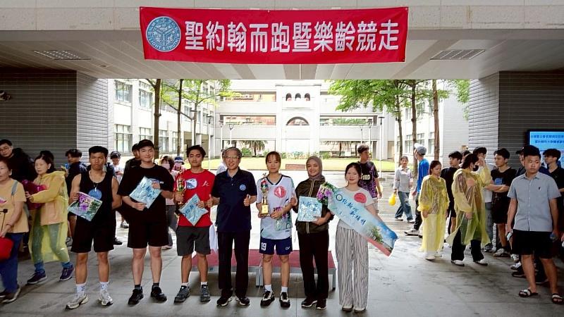 學生組得獎者領獎後，與唐彥博校長合影留念，記錄此一榮耀時刻。