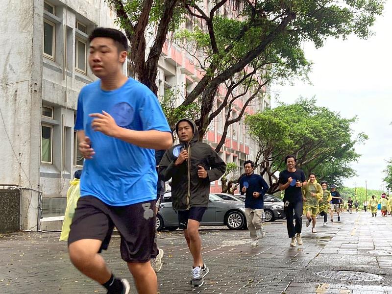 同學們在路跑過程中,展現滿滿朝氣與活力。