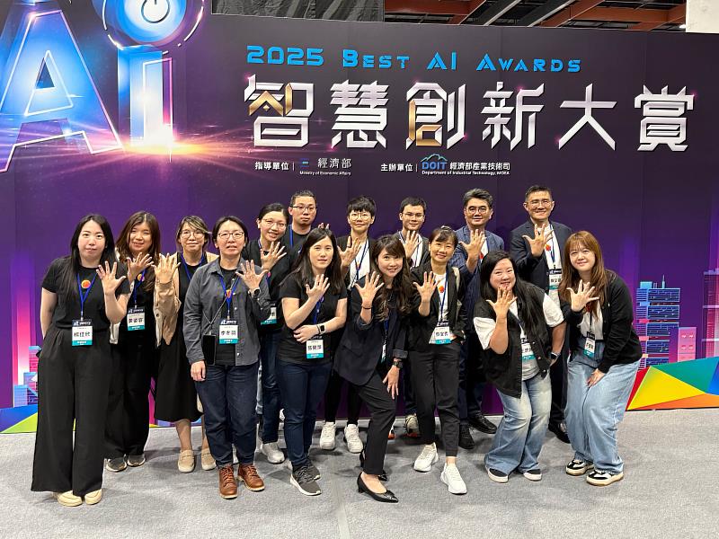 台灣大AI語音紀錄平台「AI聽寫大哥」以及AI分身「MyMoji」2項應用,榮獲由經濟部「智慧創新大賞」佳作。
