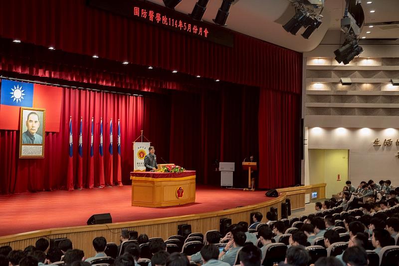 林校長主持本校114年5月份月會,同時說明本校「改制為國防醫學大學」的相關作業進程(國防醫學院提供)