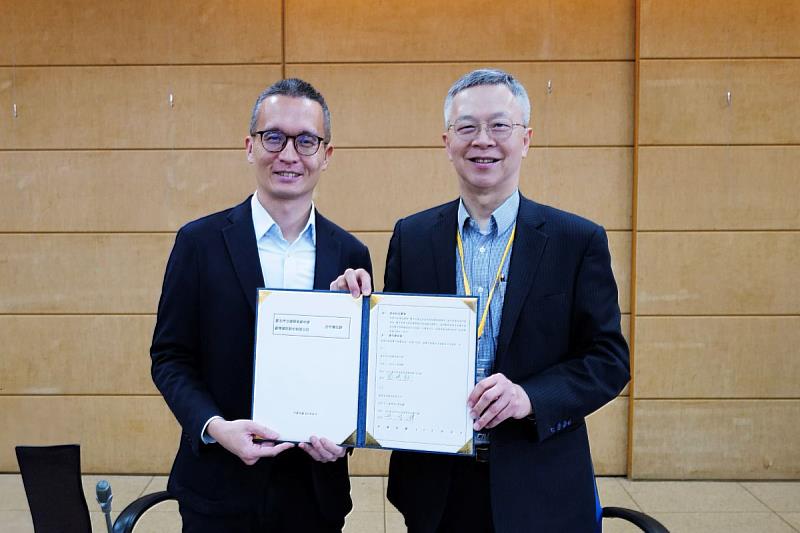 叡揚資訊張培鏞董事長與臺北市立復興高級中學蔡明勳校長簽署產學合作備忘錄。