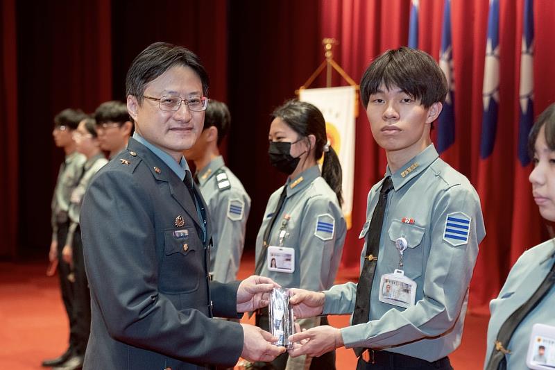 林校長特別致贈即將參加國家考試之同學象徵智慧與祝福的「文昌筆」，預祝考試順利、金榜題名(國防醫學院提供)。