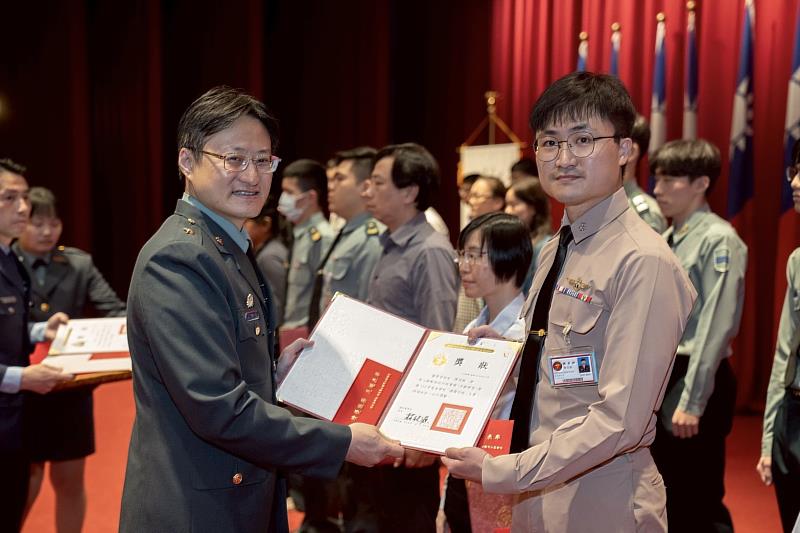 林校長頒發本校績優行政人員獎狀，表彰其於校務推動及服務工作上的傑出表現(國防醫學院提供)