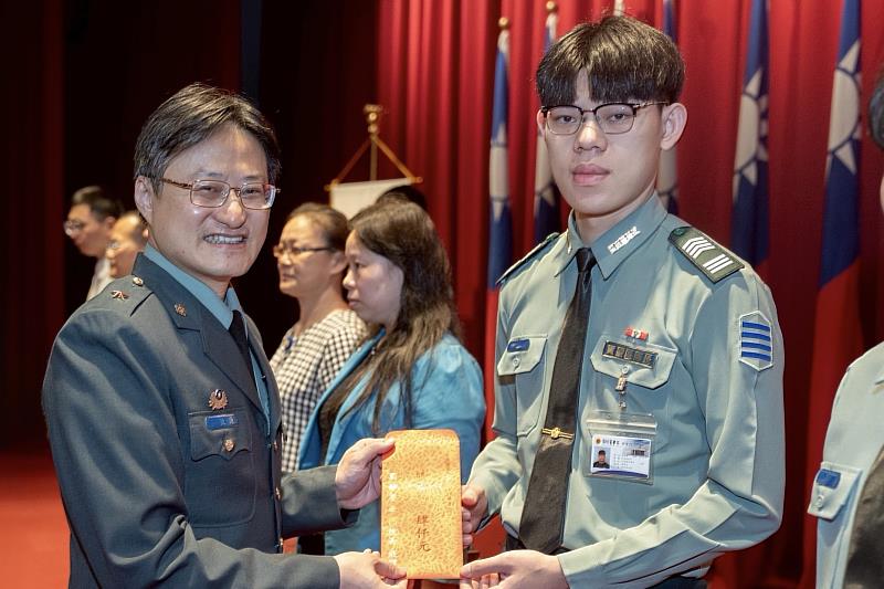 林校長表揚114年全國大專校院運動會獲獎同學，感謝他們為校爭光，展現國防醫學院堅韌不懈的精神(國防醫學院提供)