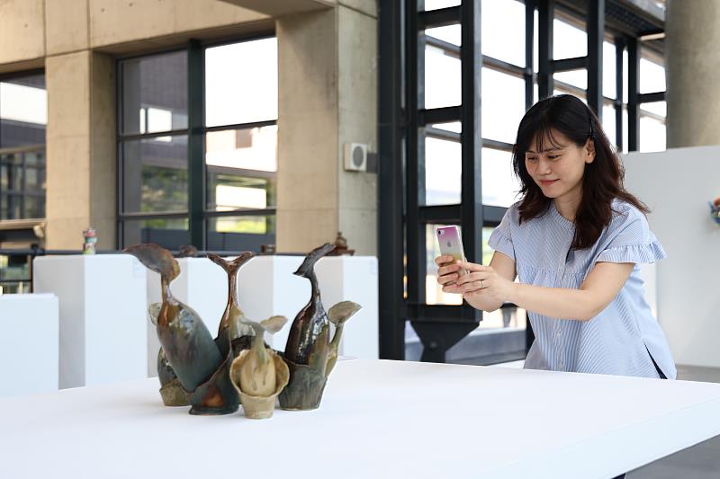 蔡堃生《漣心》以布袋蓮為創作發想創作，單葉根生葉柄外形多變，在陽光照耀下顯得格外鮮活動人
