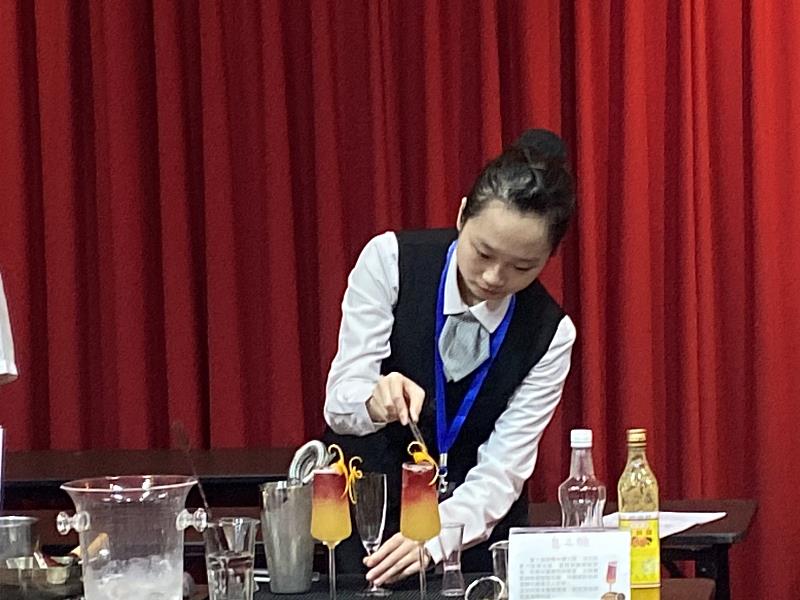 中國科大觀管系學生范怡萱調茶師潮飲比賽實況(照片/中國科大提供)
