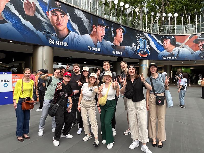 台北大巨蛋觀賞棒球比賽，感受台灣在地運動文化的熱情。