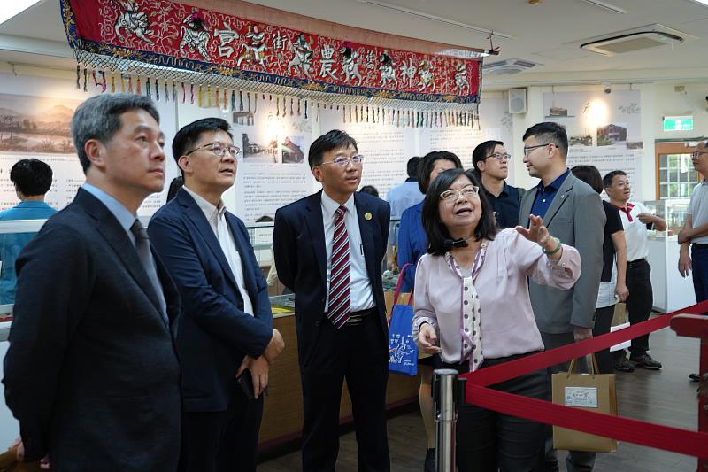 圖一、計畫主持人黃秀端老師為貴賓導覽展區