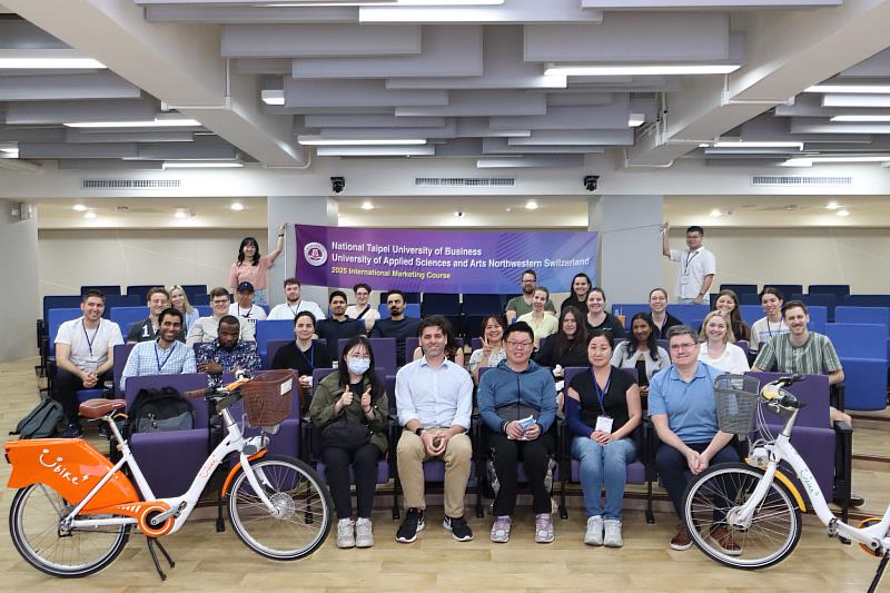 Ubike公司國際業務處副處長黃千榮受邀到北商大演講，介紹Ubike的系統架構、站點設置邏輯與使用者行為觀察等。