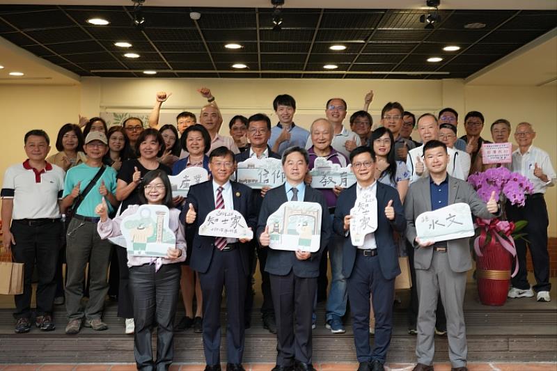 圖五、開幕儀式當日出席貴賓於主舞台合影