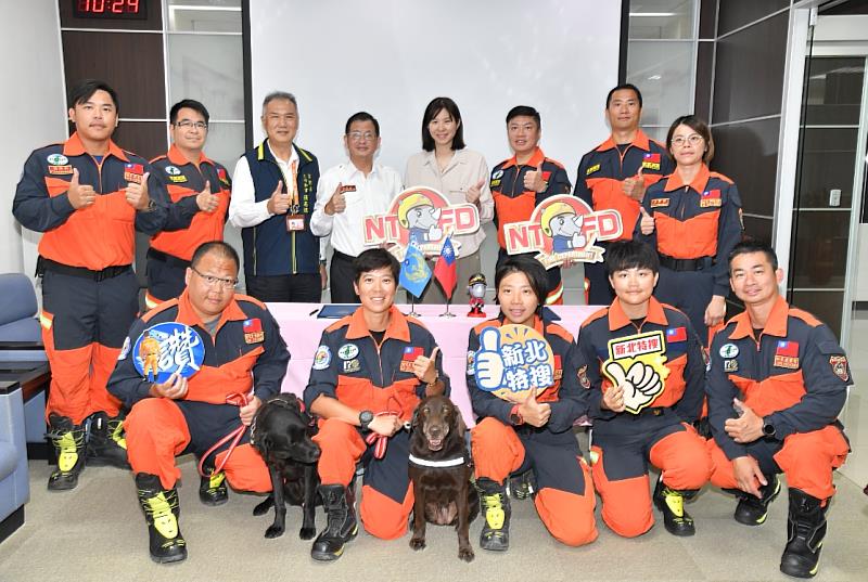 為提升搜救犬的健康照護與出勤效能，新北市政府消防局今（14）日與愛屋動物醫院簽署合作備忘錄，建立長期合作機制，由專業獸醫團隊協助搜救犬進行定期健檢、緊急醫療支援及健康管理諮詢，確保牠們在第一線執勤時能夠發揮最大效能。