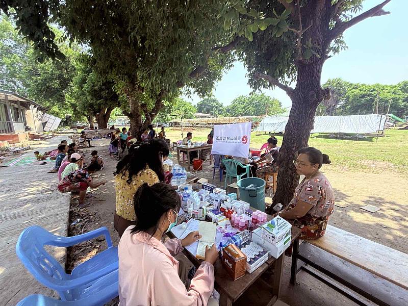 靈鷲山捐贈經費採購醫療物資，攜手國際非政府組織「國際社區夥伴」所屬的奈提清瑪診所，在緬甸重災區展開醫療服務。（圖由靈鷲山佛教教團提供）