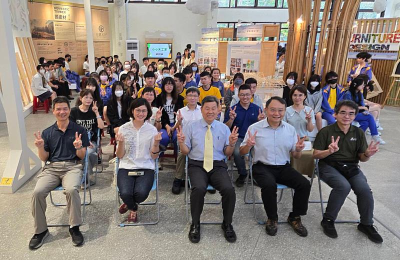 東勢高工設計類群作品展大合照