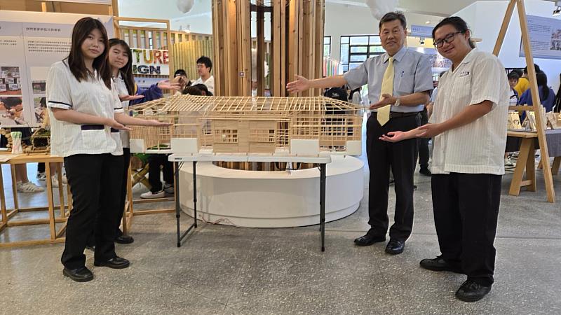 東勢高工「建築科」原東勢公學校宿舍日式雙併式建築1比5木構架模型
