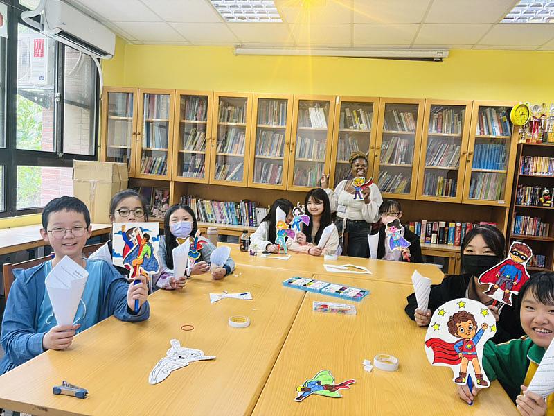 大葉大學英語營，史瓦帝尼學生帶小朋友體驗彩繪