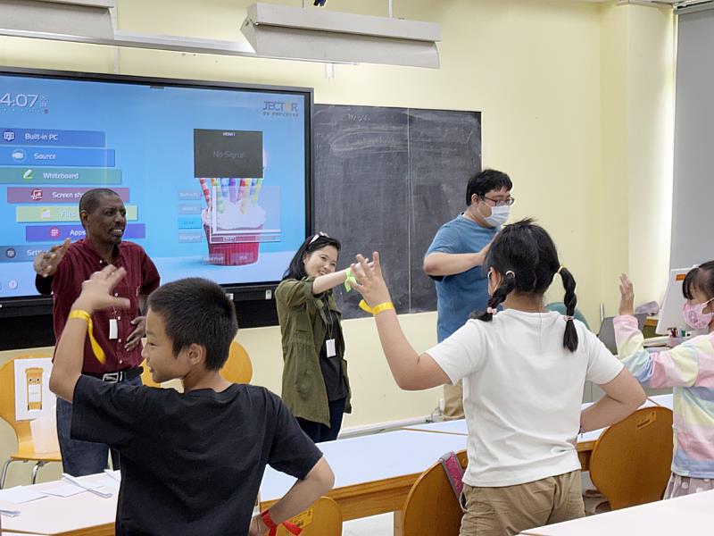大葉大學國際學生帶小朋友學英語