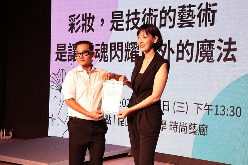 時尚系主任王聖芬(右)致感謝狀予鄭俊賢大(左)