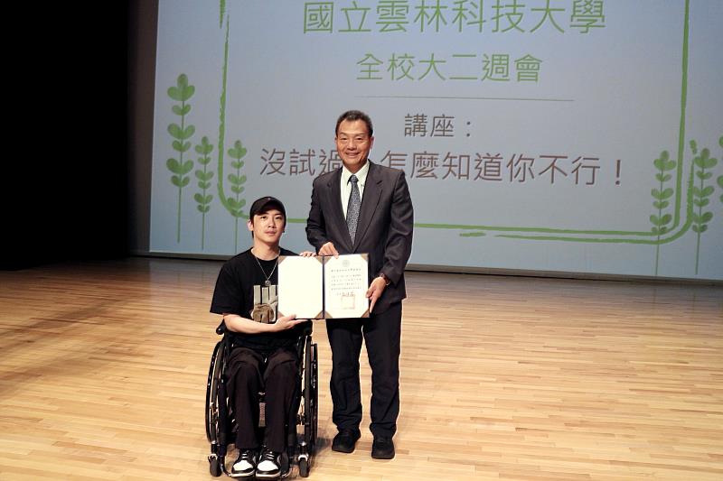 大二週會巫銘昌副校長致贈感謝狀