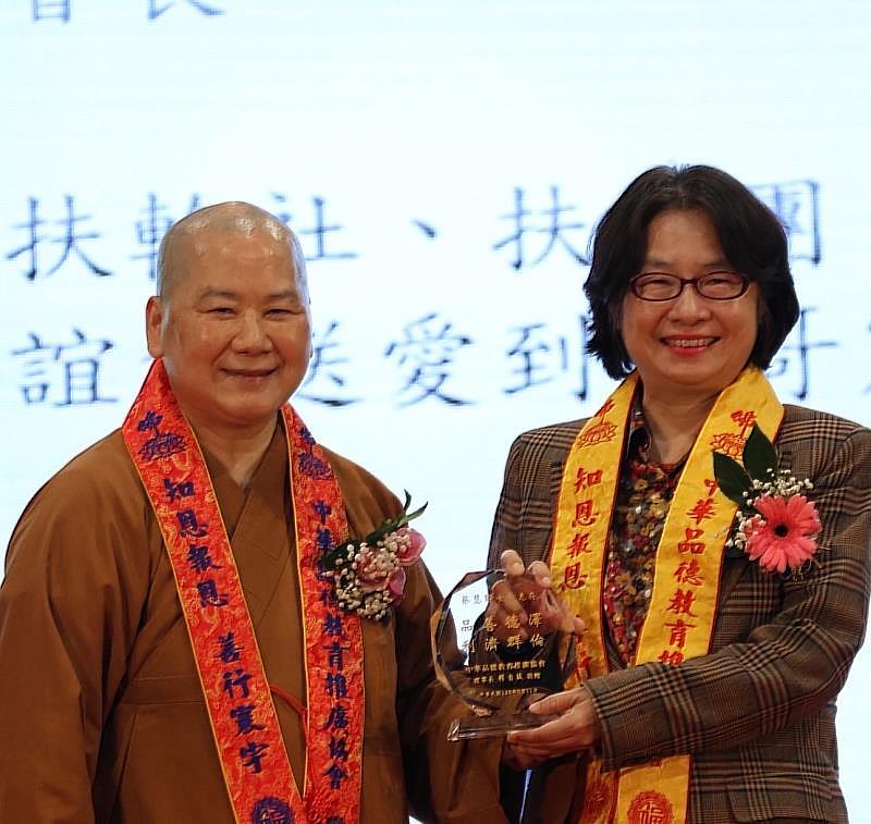 中華品德教育推廣協會名譽理事長明毓法師(左)與第二屆善德獎得獎人台灣尤努斯基金會董事長蔡慧玲(右)合影。